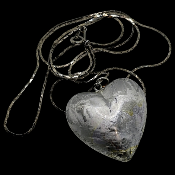 Elegant Silver Heart Pendant Necklace - Picture 2 of 14